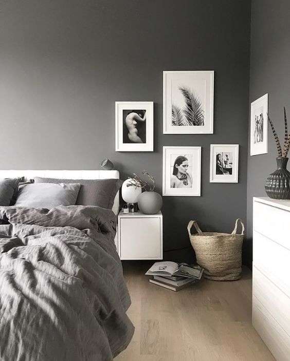 Utiliser une galerie de cadres pour décorer un espace vide de votre chambre
