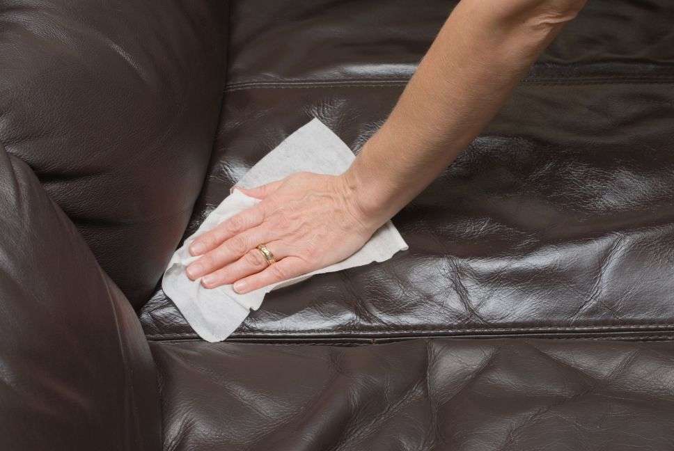 Nettoyer un canapé en cuir