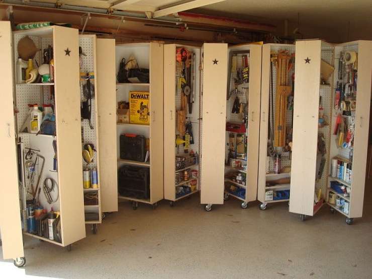 Aménagement garage avec étagères roulantes