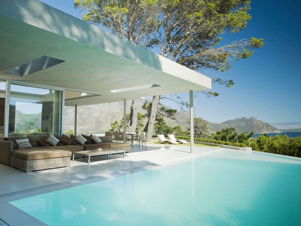 Maison d'architecte avec plage de piscine minimaliste