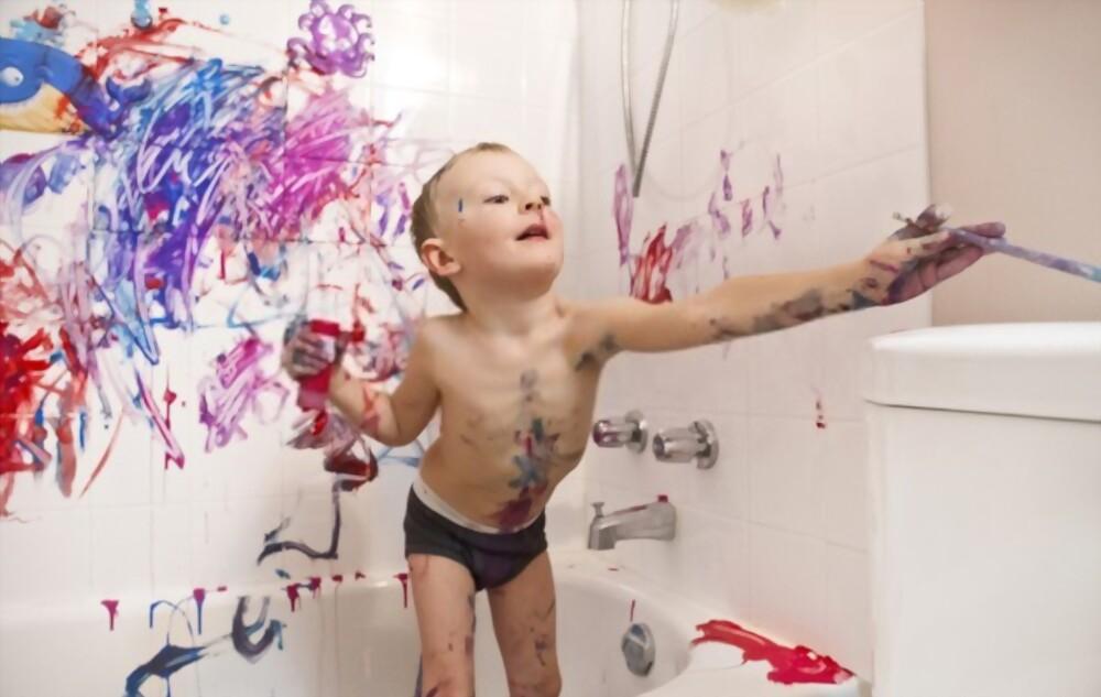 Enfant repeint le carrelage de la salle de bain