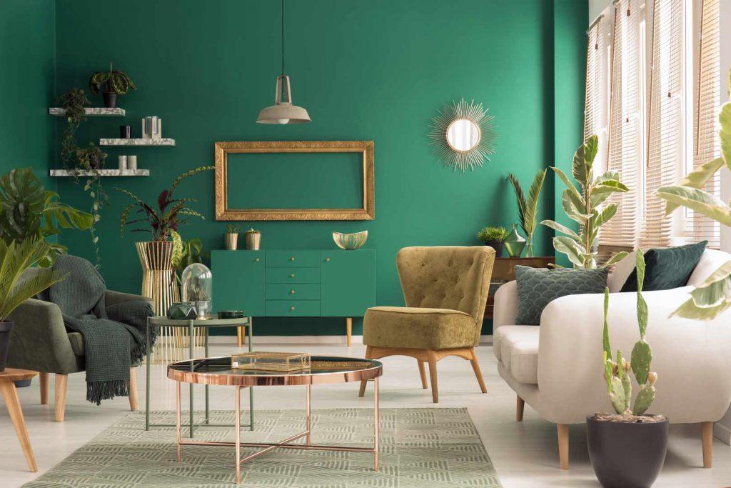 Salon vert avec des meubles clairs