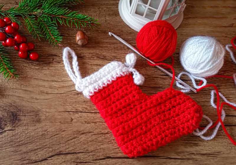 Bas de Noël tricoté et boules de laine | Bas de Noël