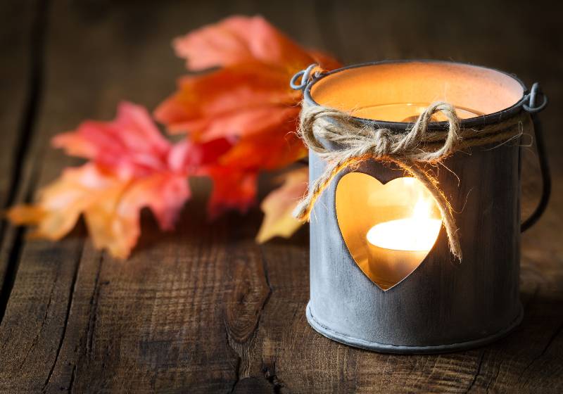 Lanterne romantique en fer blanc de style shabby chic avec des feuilles d'automne | Lanterne d'étain