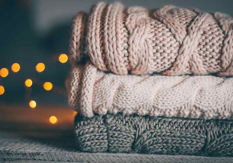 Pile de pulls tricotés douillets et guirlande lumineuse | Soft Blanket | Ultimate Beginners Crochet Pattern