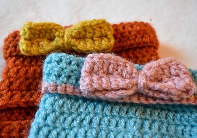 Deux nœuds papillons au crochet sur des vêtements au crochet | Easy Crochet Bows