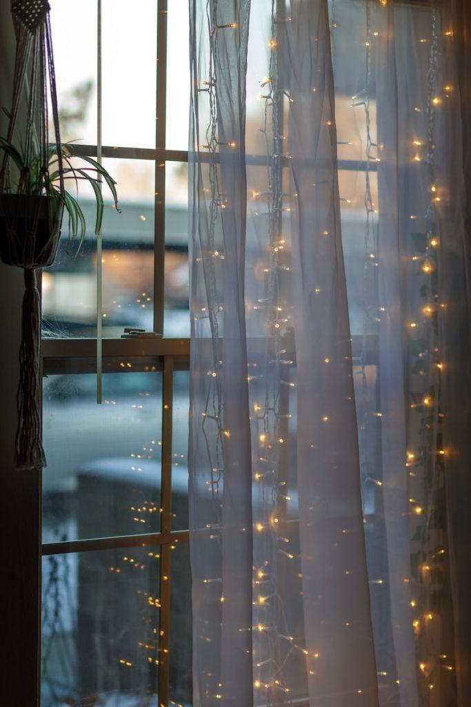 Chambre décorée avec des lumières et des rideaux pour une soirée pyjama