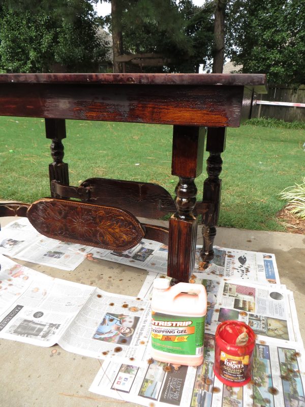 comment restaurer un meuble en bois sculpté - Beckwith's Treasures sur @Remodelaholic