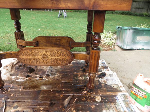 comment restaurer un meuble en bois vintage - Beckwith's Treasures sur @Remodelaholic