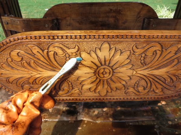 Conseils pour la restauration de meubles en bois sculpté - Beckwith's Treasures sur @Remodelaholic