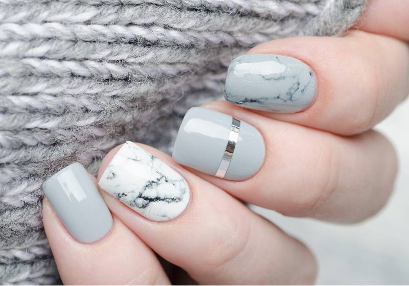 manucure en marbre gris blanc avec des rayures argentées | Marble Nail Art