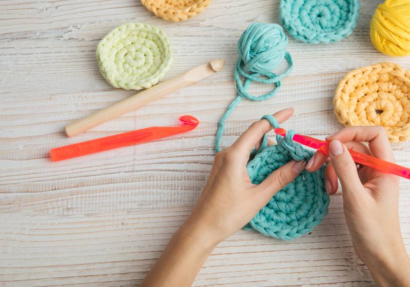 femme mains tricot crochet. hobby artisanat choses | Patrons de crochet pour les débutants que vous pouvez apprendre en un clin d'oeil